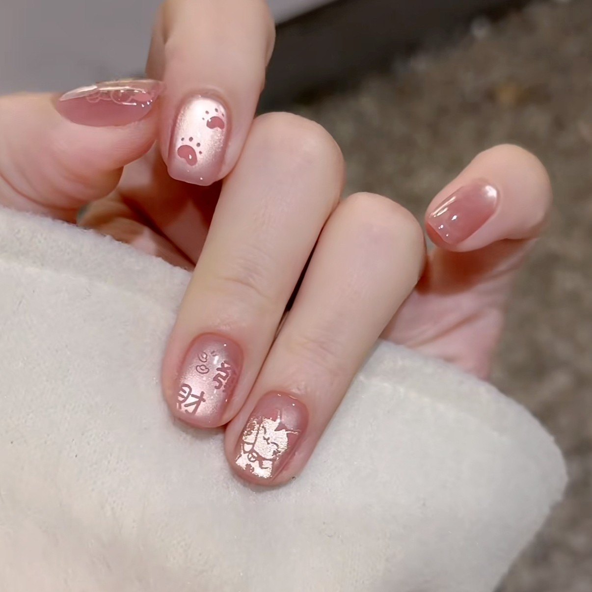 2026新年款粉色招财猫纯手工穿戴甲短款可爱显白冰透猫眼美甲贴片,彩妆/香水/美妆工具,穿戴甲/甲片,淘宝优惠券,粉丝福利购,淘宝优惠卷