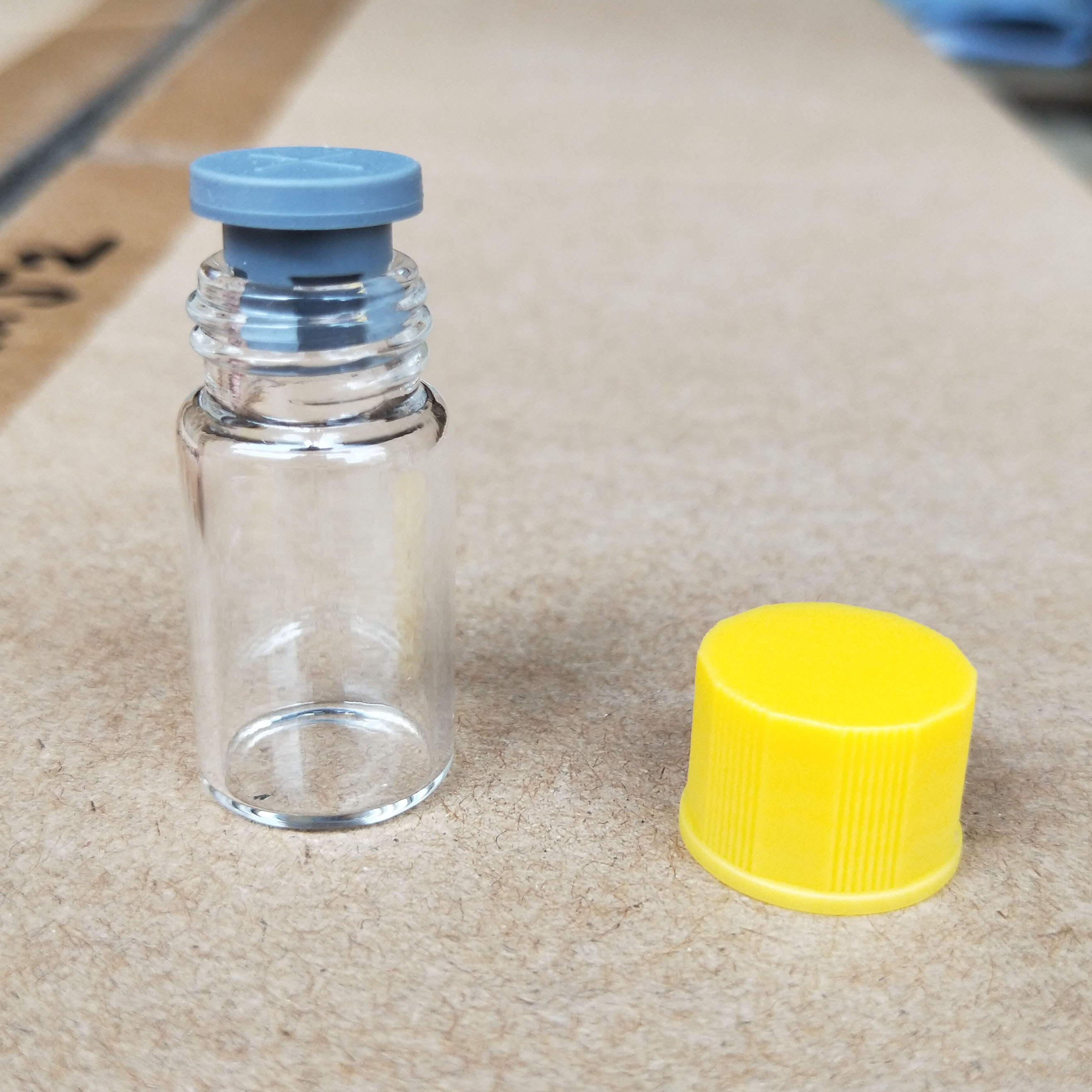 5ml螺口玻璃瓶配紫色塑料盖胶塞样品瓶试剂小瓶分装实验样品玻璃