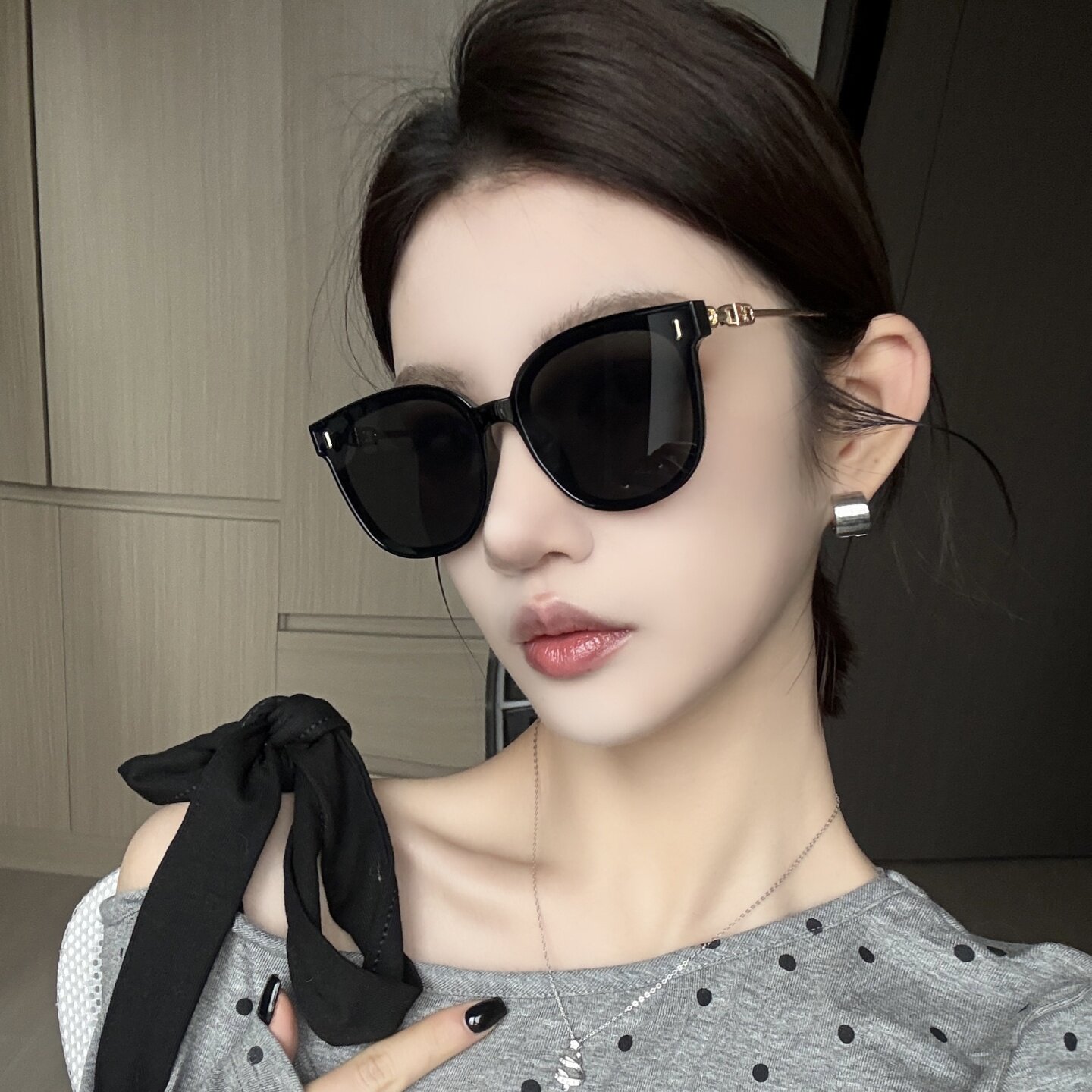 韩版潮方形金属腿高级感黑色墨镜女辣妹圆脸显瘦太阳眼镜防紫外线