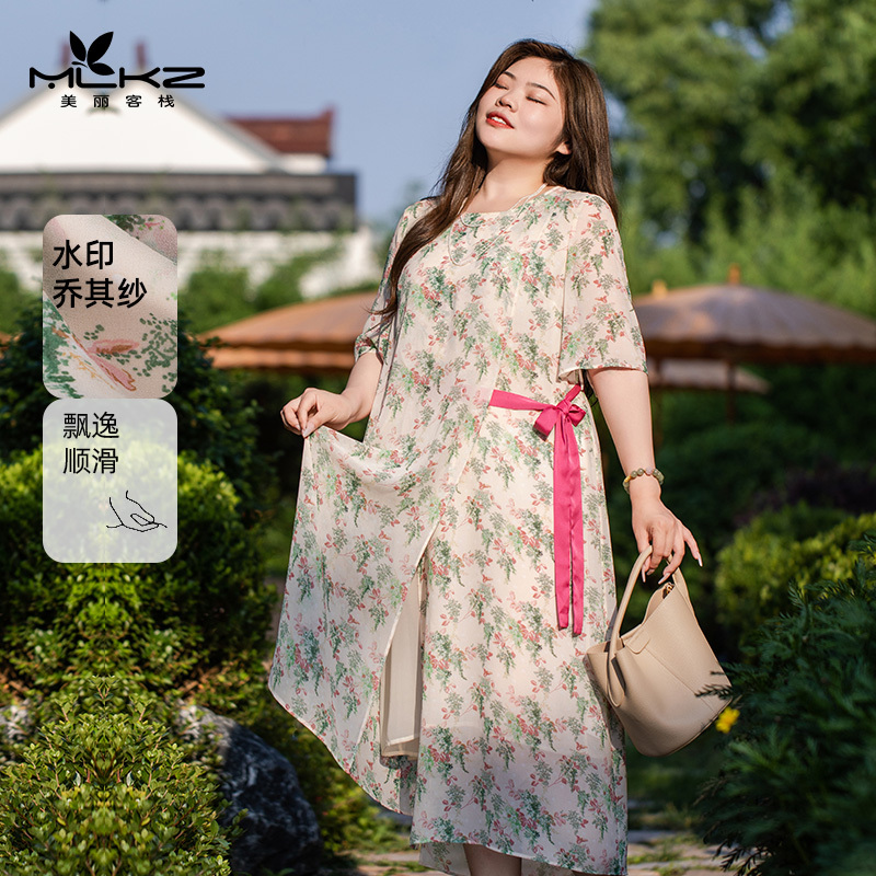 美丽客栈修身小A版圆领连衣裙