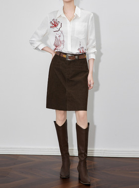 2512107-摩登复古灯芯绒前开叉半身裙高腰显瘦秋冬新款配质感