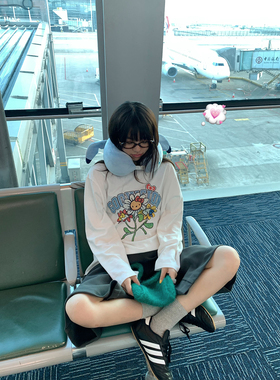 荒荒家 小花英文印花长袖T2025秋冬新款白色减龄小众套头上衣女