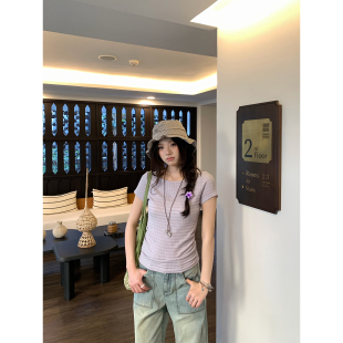 修身 2026春夏新款 纯欲小众露斜肩设计感T恤女 肌理格纹短袖 荒荒家