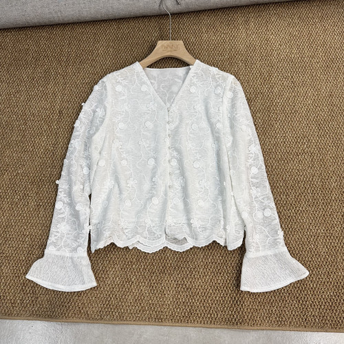 上新秋季新款阔色白色立体花刺绣v领喇叭袖小衫J68C76291