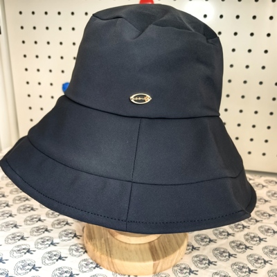 这是一件来自日本品牌mite与艺术家/设计师eirin合作系列的服饰