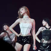 套装 新款 女团演出服舞台服babymonster打歌服钻链吊带上衣皮短裤