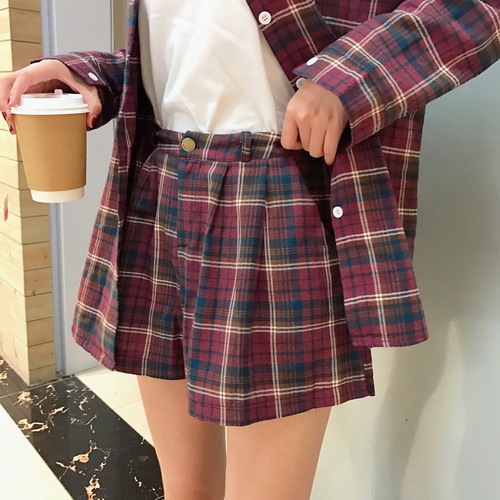 Real price! Korean version of loose checked long sleeve shirt + checked fashionable shorts