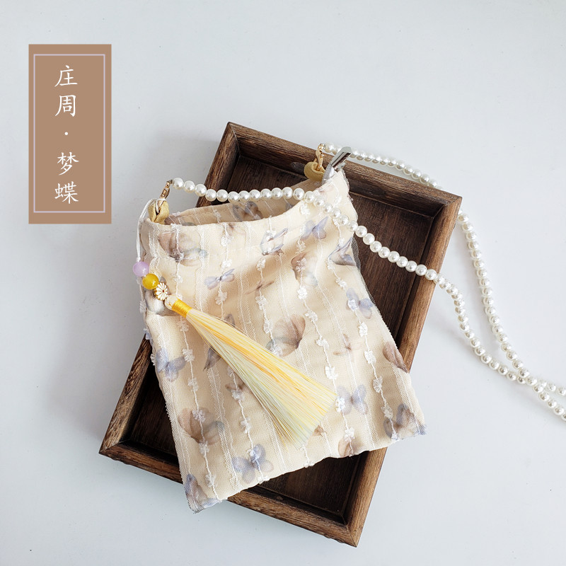 蝴蝶印花小方包搭配汉服