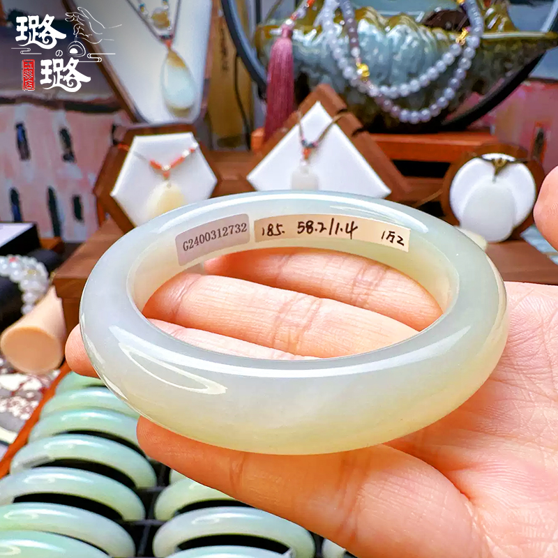 184～207【璐璐的玉器店】和田玉带翠青白玉手镯