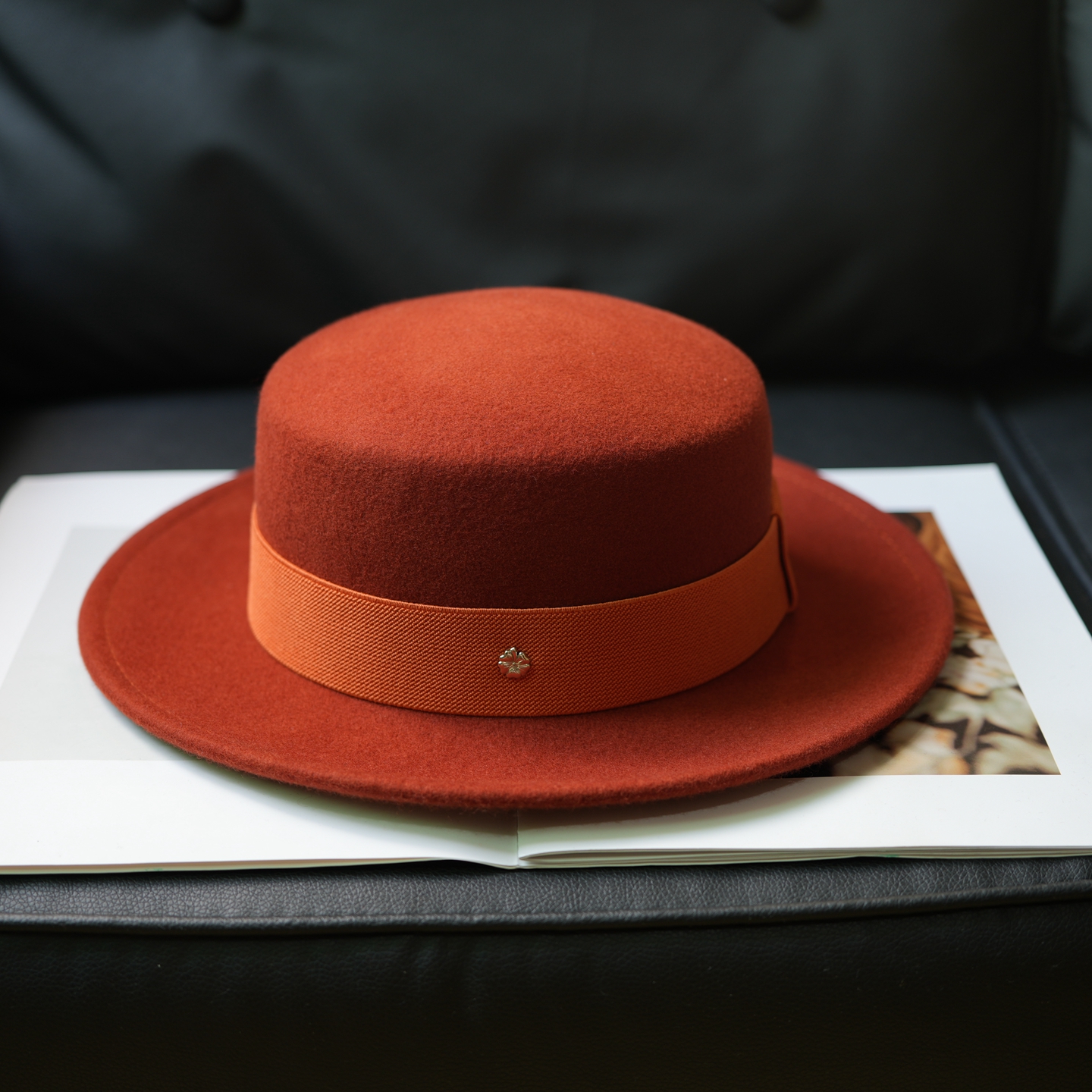 羊毛呢法式礼帽女秋冬2025新款英伦名媛平顶帽子复古赫本平沿毡帽