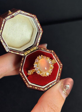 白色蛋面戒指镶嵌精美奢华