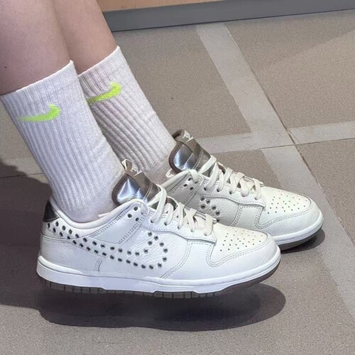 NIKE女子DUNK低帮复古板鞋