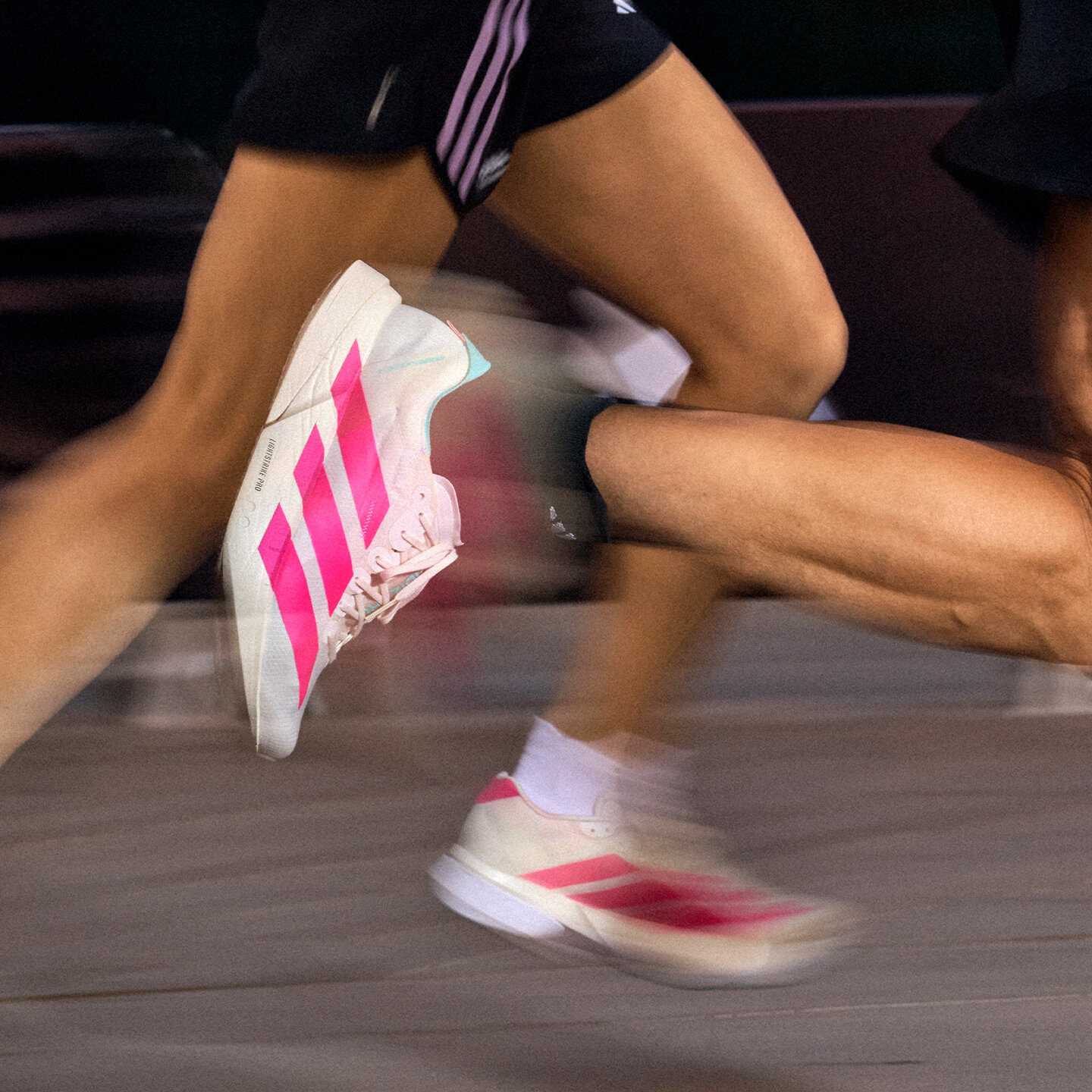 Adidas男子北京马拉松限定配色专业竞速碳柱跑鞋 KJ3873