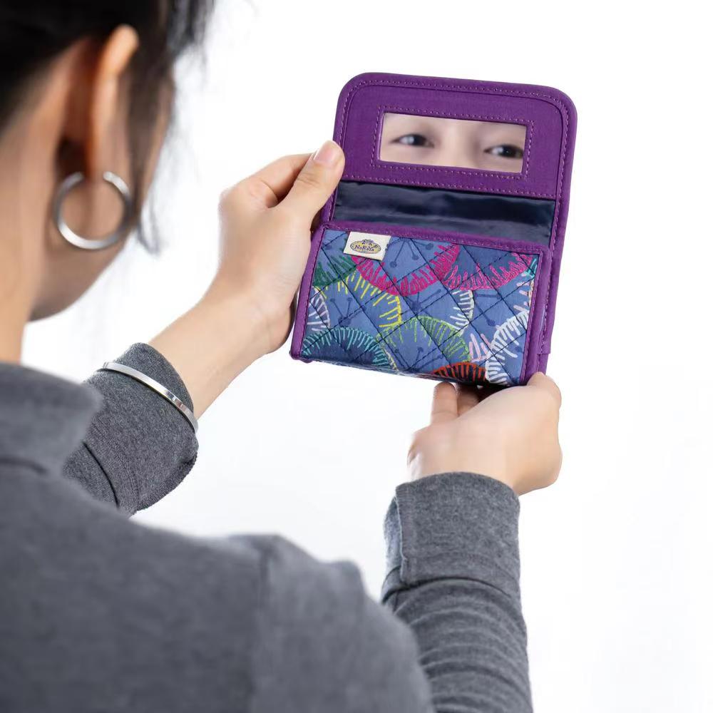 小巧带镜子方便携带日常补妆