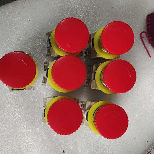 德力西急停开关，LAY3按钮开关，没有包装7个，具体成色议价也可