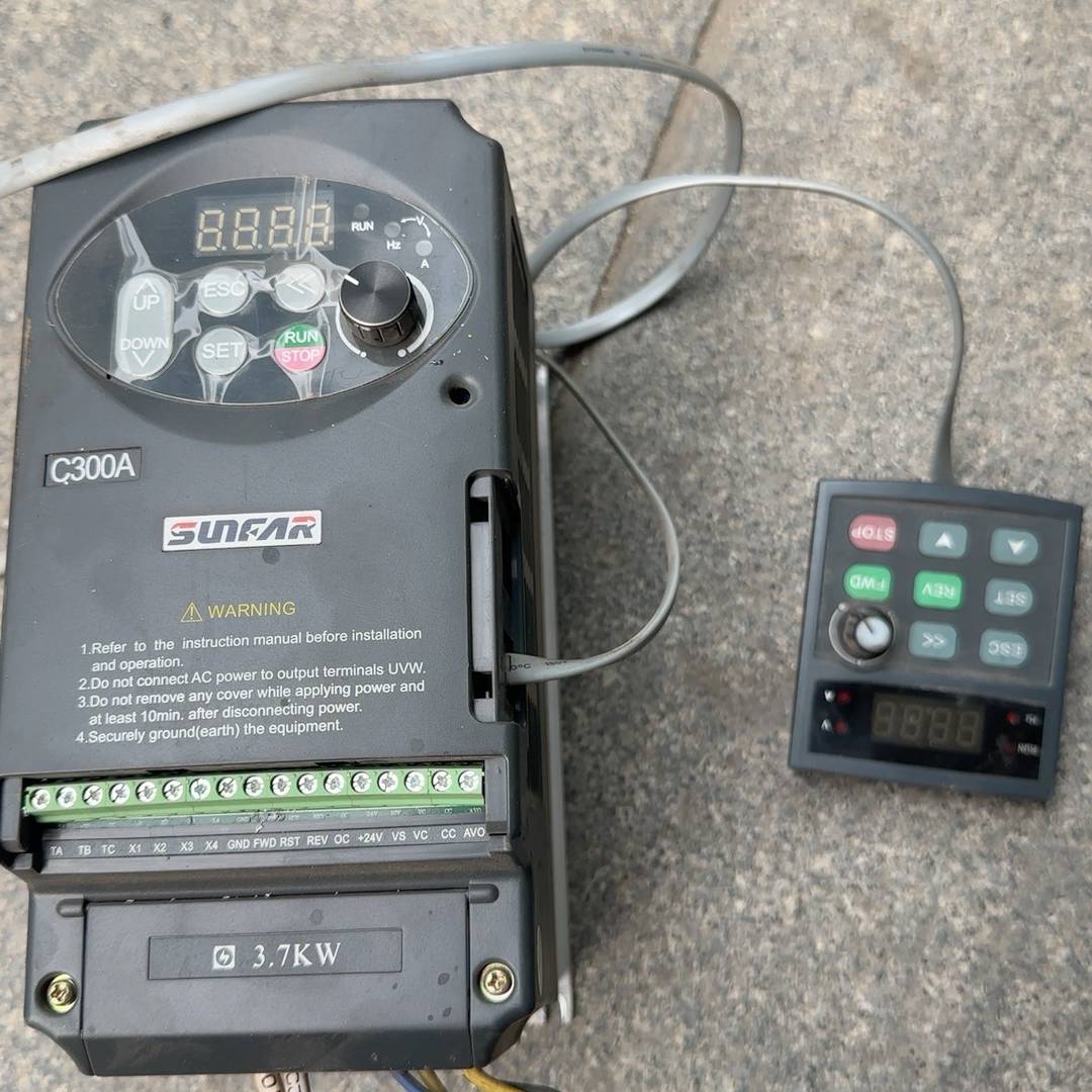 爱得力变频器AV1-4T0037A，380V3.议价 维修！！！