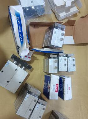 亚德客三轴气缸 TCL20X40S两个议价 维修！！！