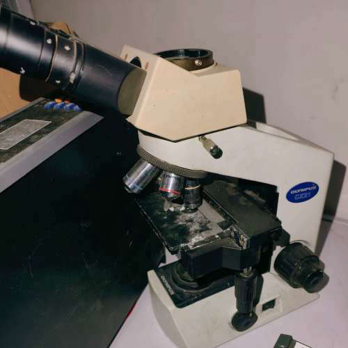 奥林巴斯CX21三目显微镜，成色如图所示，功能售议价也可维修