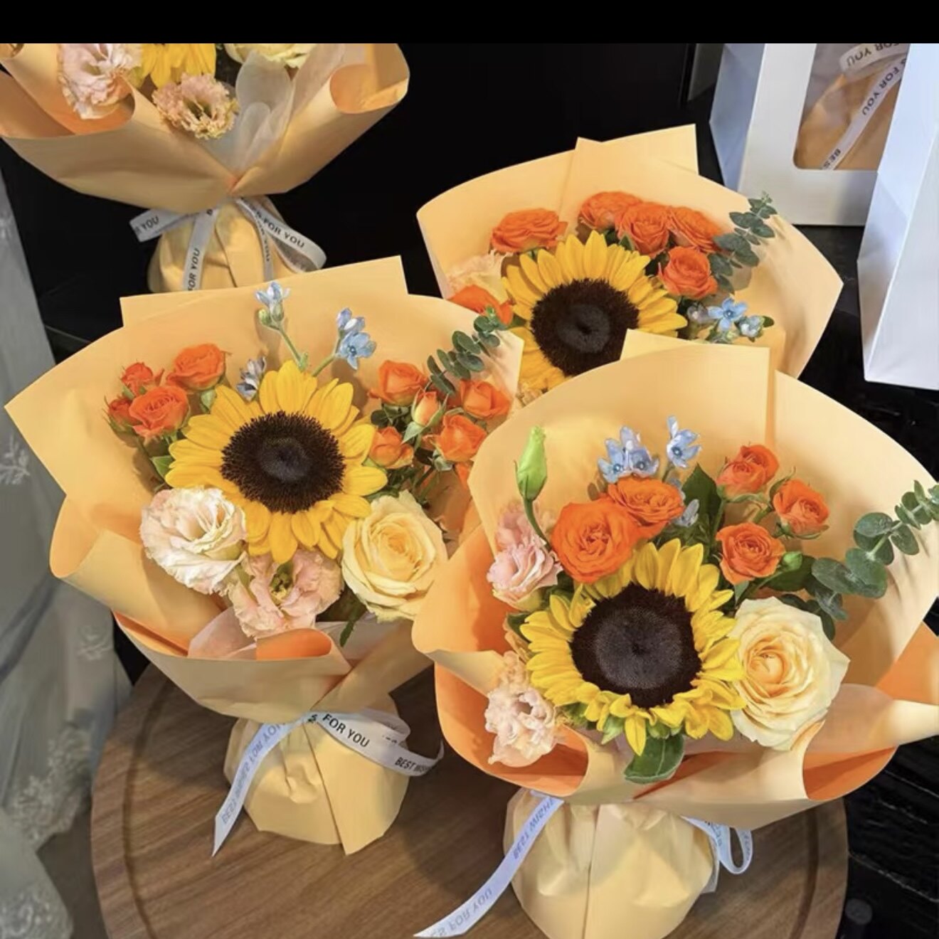 向日葵康乃馨玫瑰手提花篮鲜花教鲜花速递(同城)