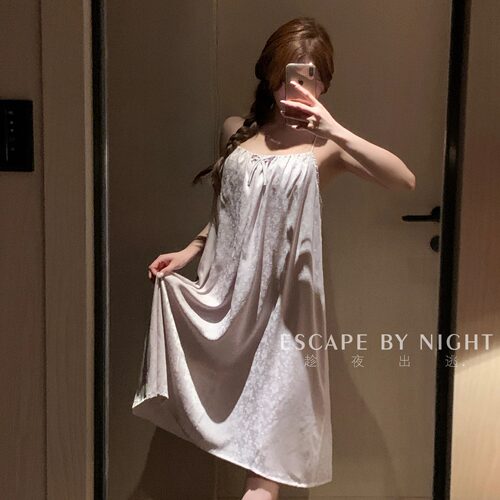巴黎晨光 少女小清新睡裙丝滑质地缎面家居优雅吊带四季 趁夜出逃