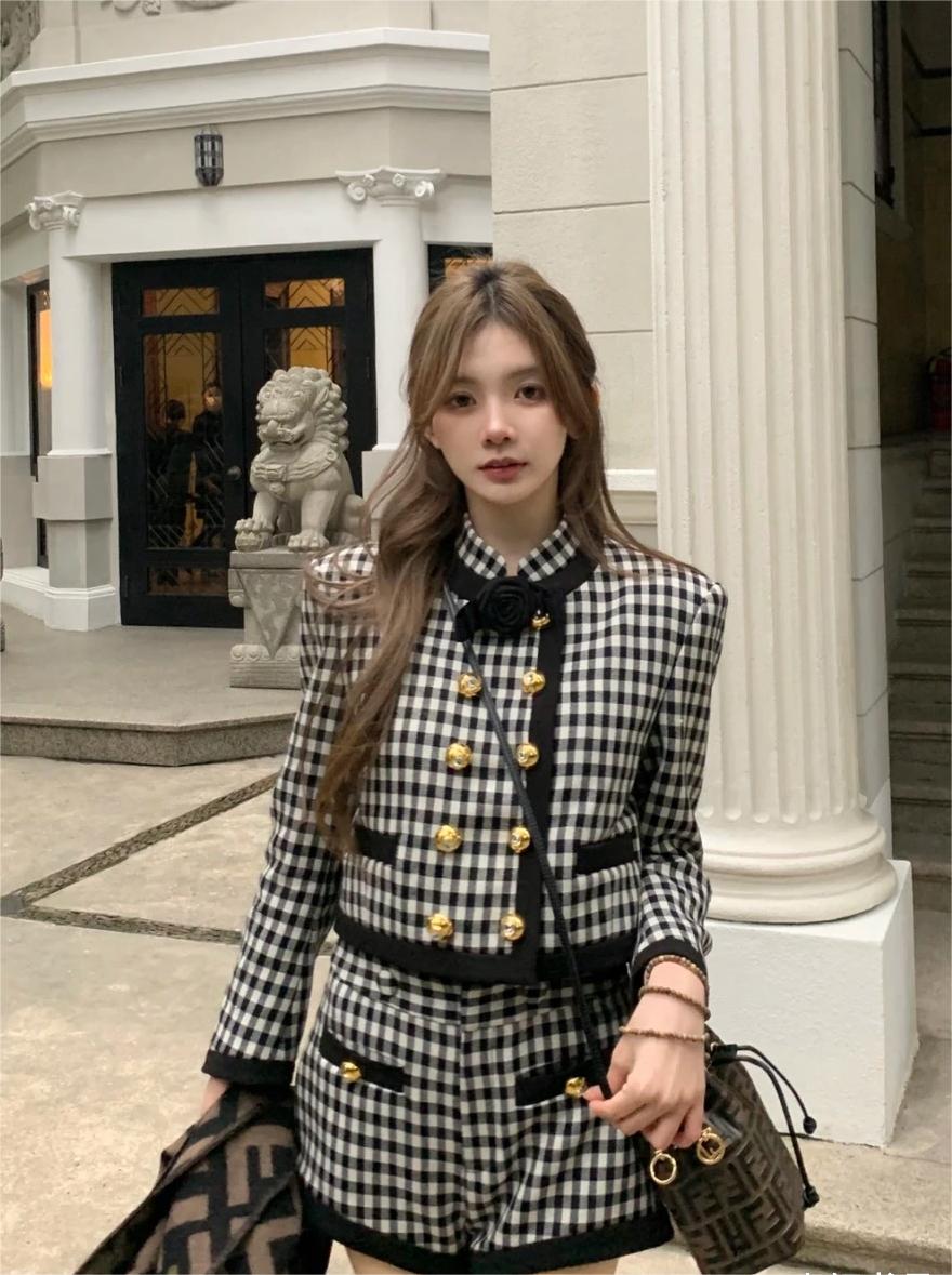 秋冬时尚高级感立领黑白格纹双排扣外套女GFC67833