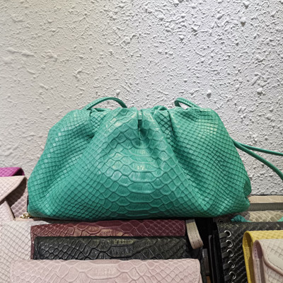 鳄鱼纹头层压花云朵包ins金属