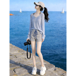 韩风松弛感时尚运动套装女2026春洋气条纹长袖T恤灰色短裤两件套