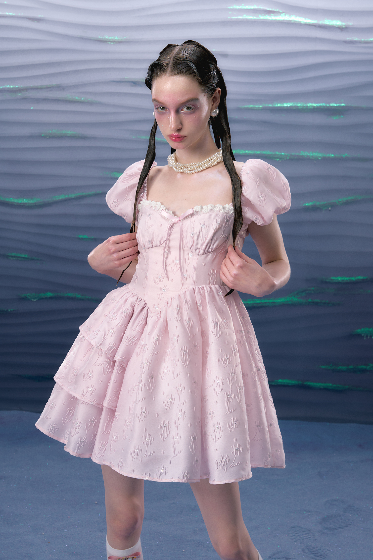 narrator原创设计粉色提花蕾丝蝴蝶结花苞袖不规则下摆方领公主裙