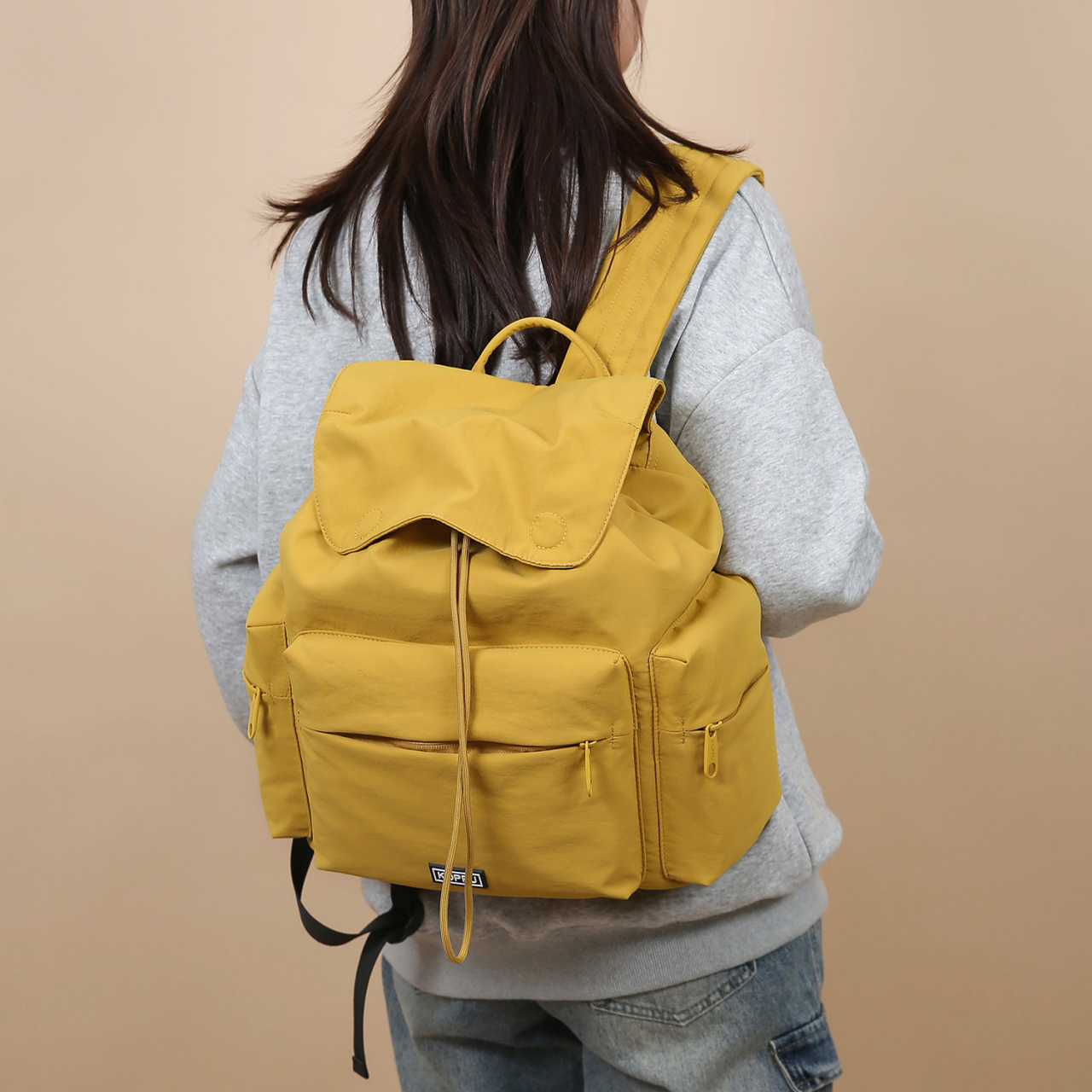 新款纯色百搭双肩包女士休闲抽绳背包轻便大容量防泼水出行双背包