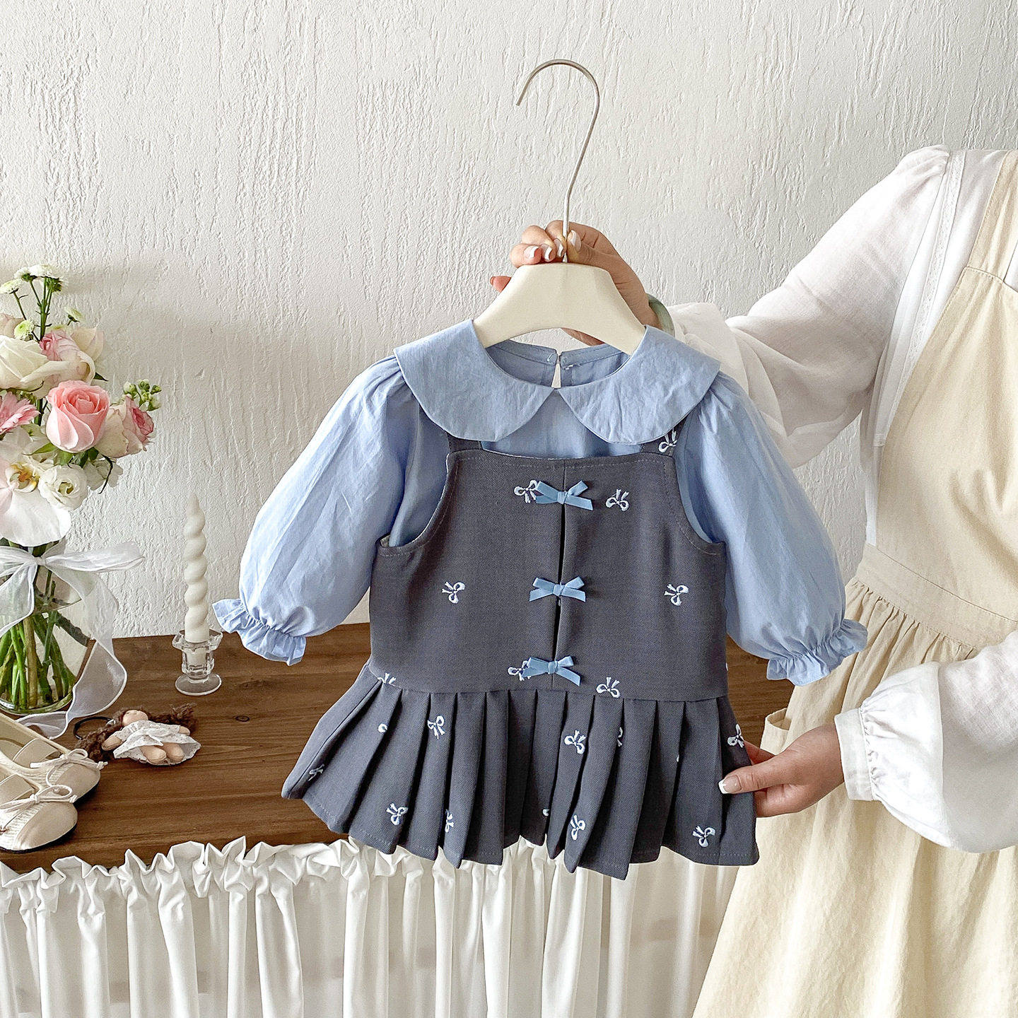 婴幼儿秋季新款简约娃娃领衬衣女宝宝蝴蝶结刺绣背带裙两件套