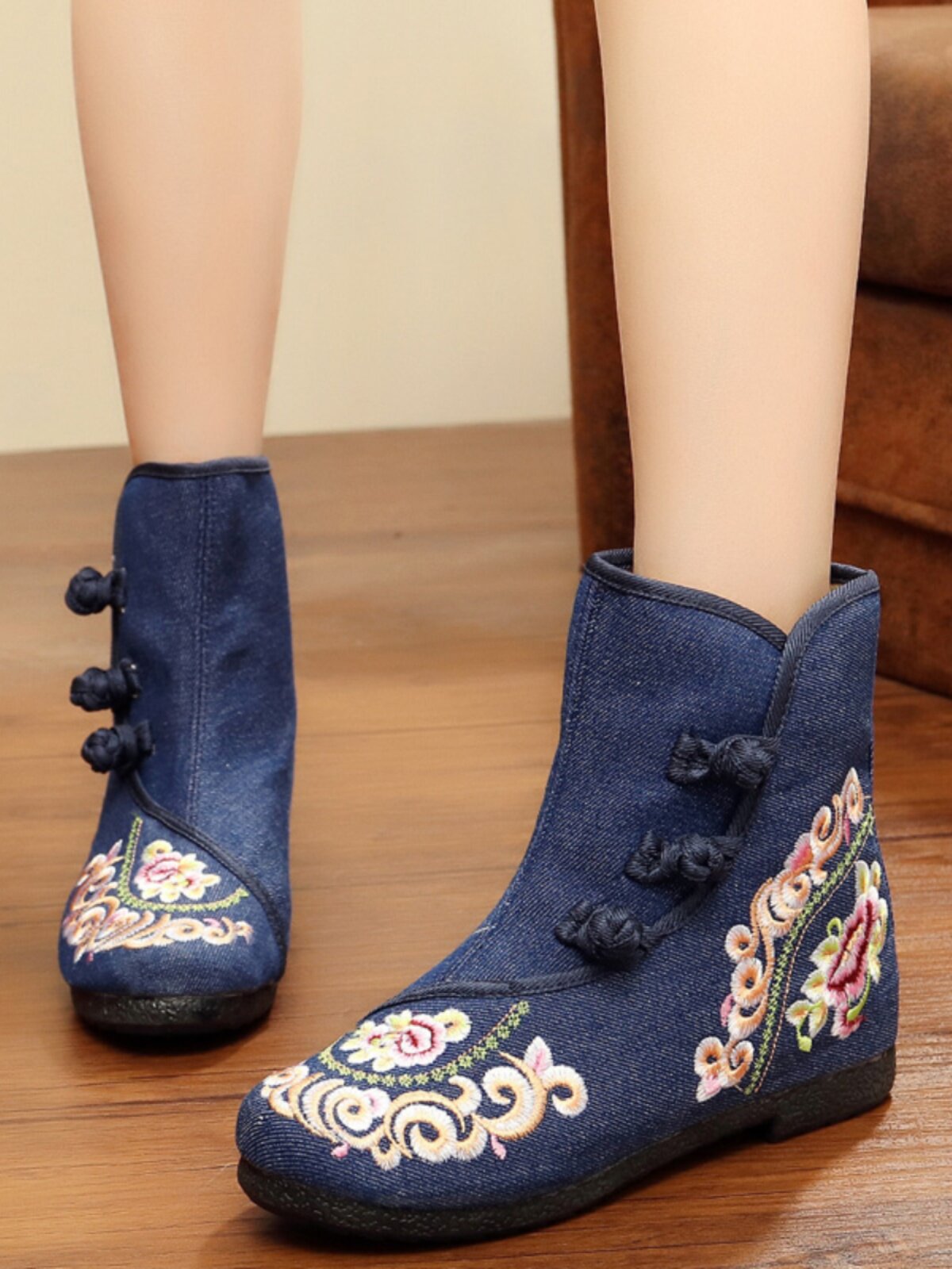 OLD BEIJING CLOTH SHOES NATIONAL STYLE WOMENS BOOTS EMBROIDERED MEDIUM TUBE BOOTS AUTUMN AND WINTER MODELS LADIES HEIGHTENED CLASSICAL FEMININE CLOTH BOOTS