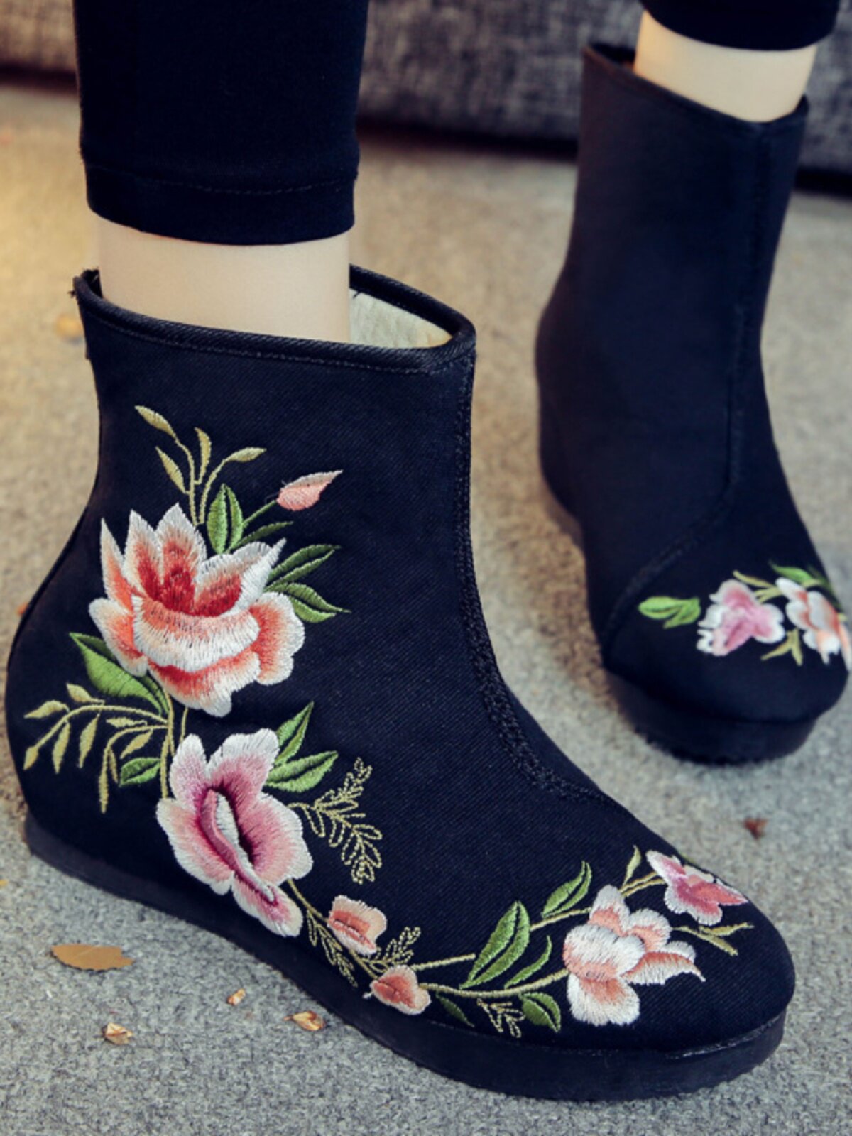 WOMENS BOOTS AUTUMN AND WINTER NEW TWO COTTON BOOTS SHORT BOOTS CHINESE STYLE RETRO CLOTH BOOTS VELVET ETHNIC STYLE EMBROIDERED BOOTS CLOTH SHOES NAKED BOOTS