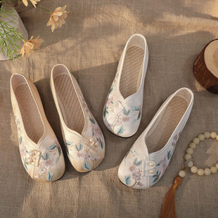 2026春夏缎面老北京布鞋单鞋绣花复古平底妈妈鞋配旗袍裙子汉服鞋