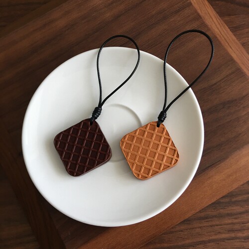 进口mbox皮华夫饼车钥匙手机挂件手作真皮包包手账本挂饰质感创意