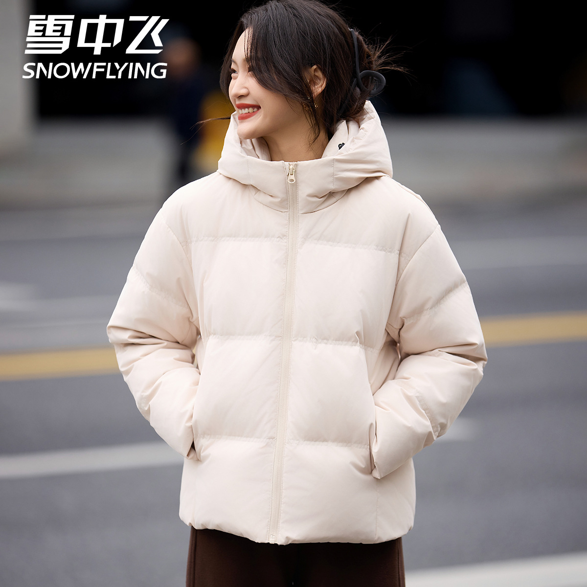 雪中飞时尚羽绒服短款女冬季2025新款加厚保暖连帽防寒面包服外套