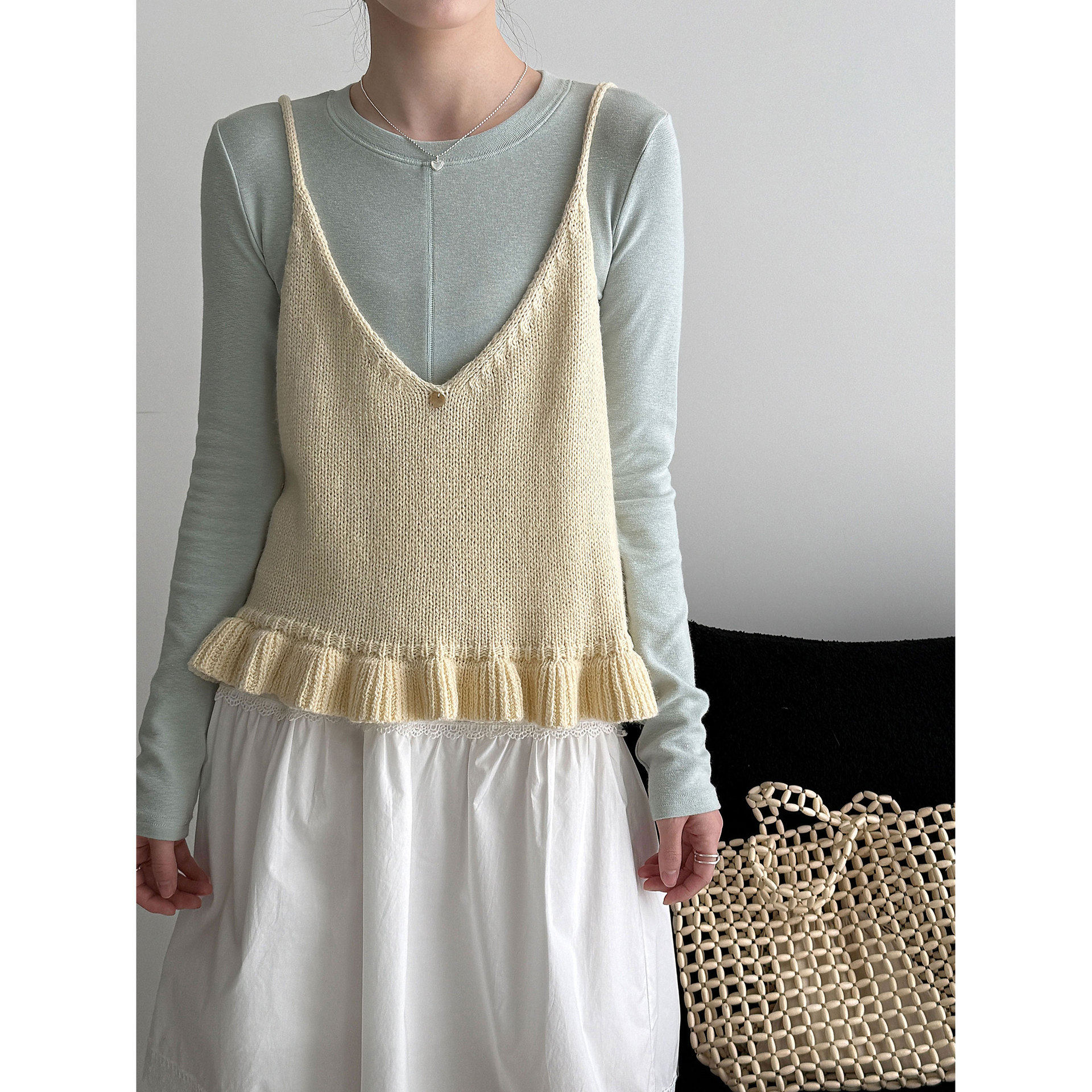 鹿西温柔V领荷叶边针织马甲背心女26早春新叠穿百搭吊带上衣ss981