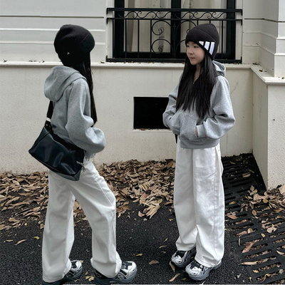 短款灰色卫衣白色休闲裤套装