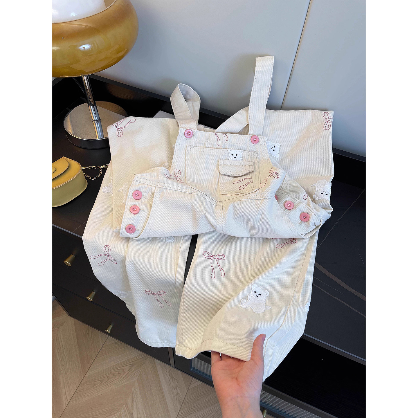 韩系甜美小熊刺绣蝴蝶结牛仔背带裤2026春装女童裤子小个子连体裤,童装/婴儿装/亲子装,儿童牛仔裤,淘宝优惠券,粉丝福利购,淘宝优惠卷