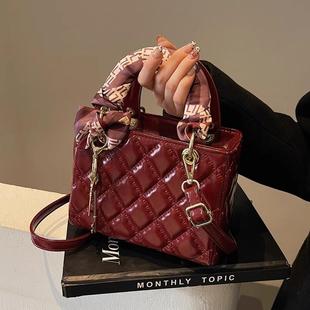 高级感红色漆皮包包女2025新款时尚洋气菱格斜挎包结婚新娘手提包