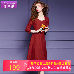 菲梦伊红色压花方领连衣裙女春装款本命年时尚收腰中长裙新年衣服