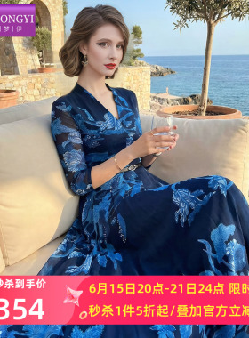 菲梦伊蓝色印花连衣裙女夏装新款轻熟优雅高端设计感收腰V领长裙