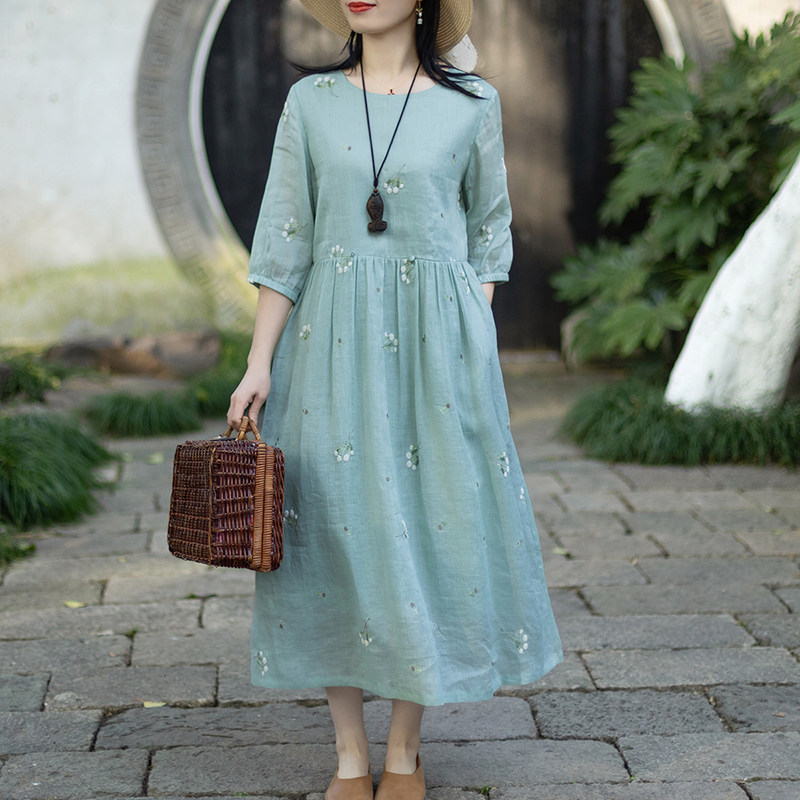 念江南文艺清新苎麻绣花气质连衣裙女长款圆领大摆度假垂感裙子