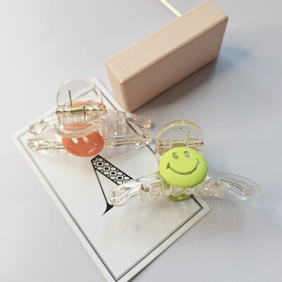 东大门两个装ins风笑脸少女抓夹