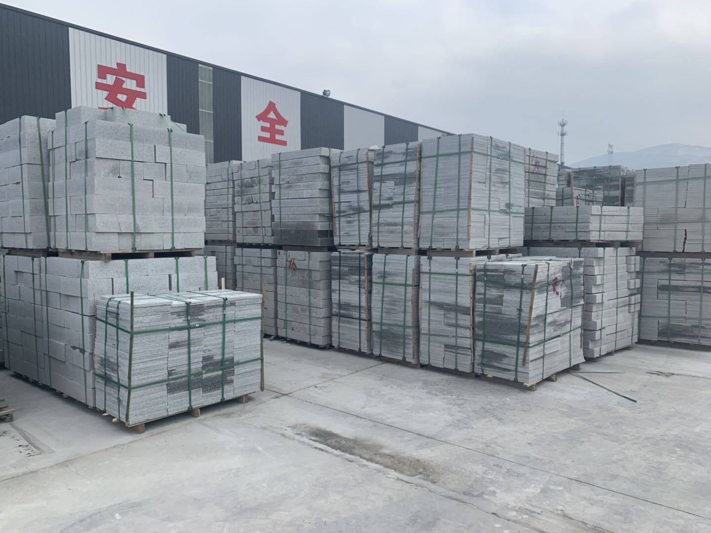 麻城芝麻白芝麻灰花岗岩石板材火烧面防滑室外地板砖厂家有矿山