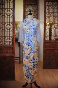 量身定制旗袍经典黄色玫瑰花温柔蓝色仿真丝缎面长款修身无袖旗袍