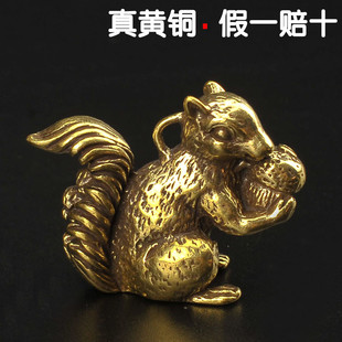 松鼠可做摆件香插手工钥匙扣挂件车饰品 纯黄铜创意礼品抱着果子