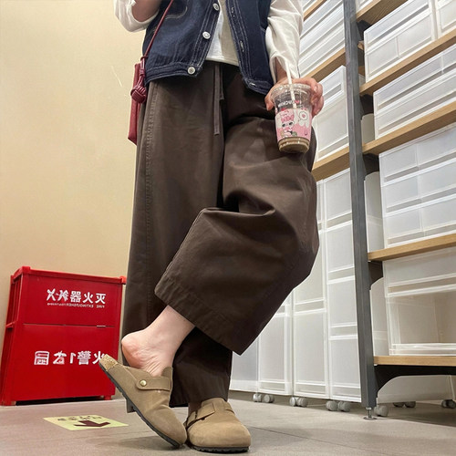今天的慵懒感是棕色裤子给的！