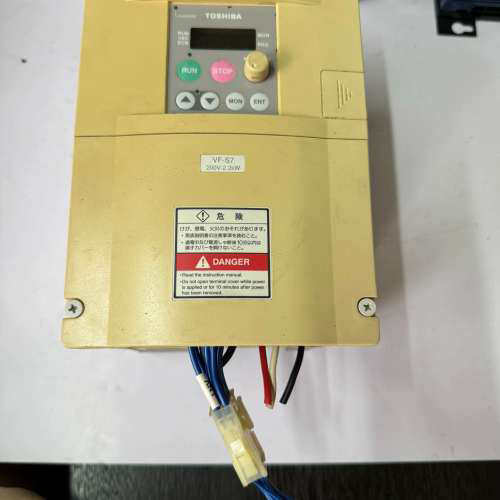 东芝变频器VF-S7，2.2KW，200V，VFS7-202