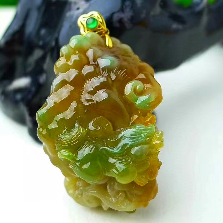 天然缅甸翡翠A货，精美水润，18K金扣镶嵌 三彩黄加绿如意吊坠