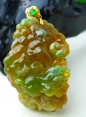 天然缅甸翡翠A货，精美水润，18K金扣镶嵌 三彩黄加绿如意吊坠